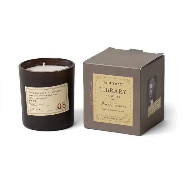 Paddywax . Library candle 170g - Mark Twain: Fiore di tabacco + Vaniglia (170g)